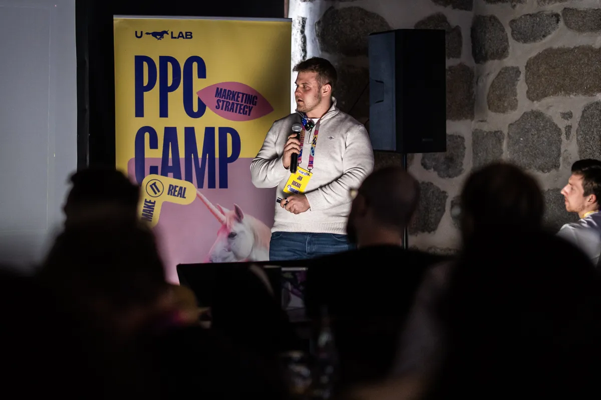 Jan Buchal na PPC Camp 2026 — na pódiu s mikrofonem