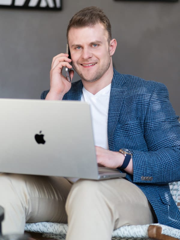 Jan Buchal při telefonátu u notebooku