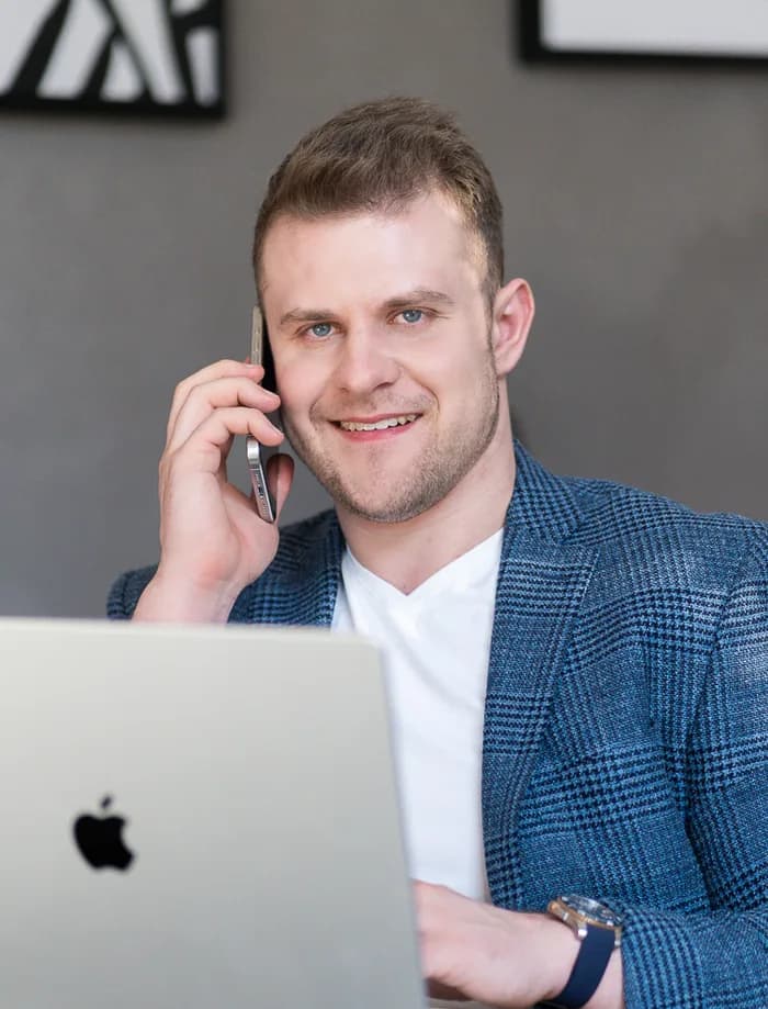 Jan Buchal s telefonem v ruce